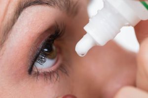 woman-putting-eye-drops-in-eye